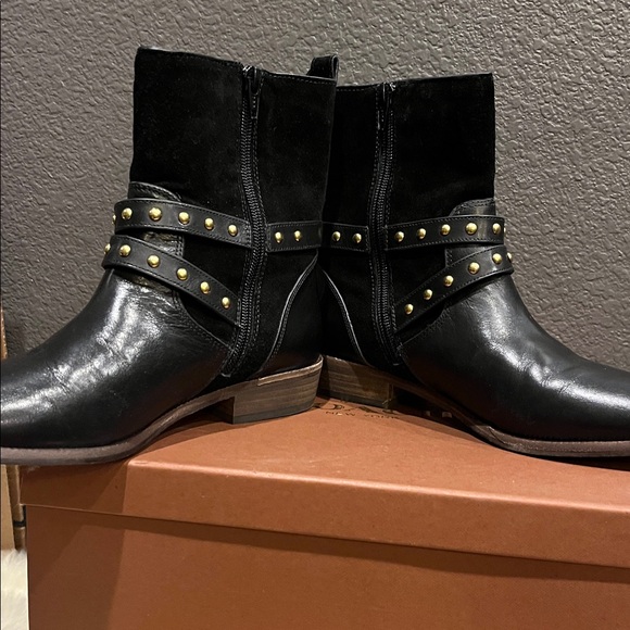 Coach Black Leather Ankle Boots with gold details - Picture 4 of 8